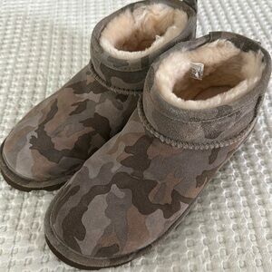 Bear paws low cut fur lined boots.  Camouflaged.